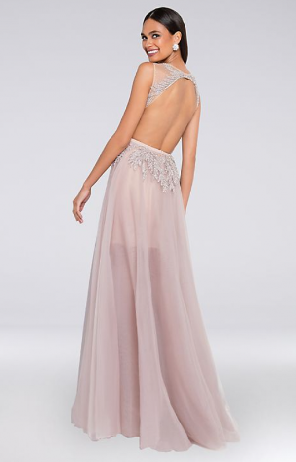 Sheath dress dengan lapisan tulle